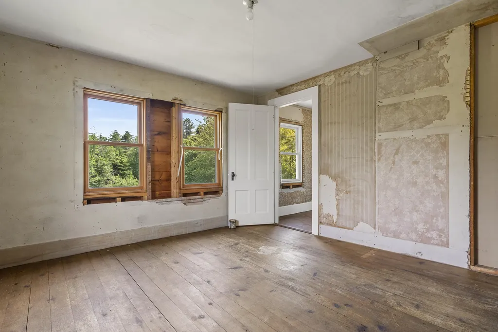 4 Taylor Loop Limington ME 04049
