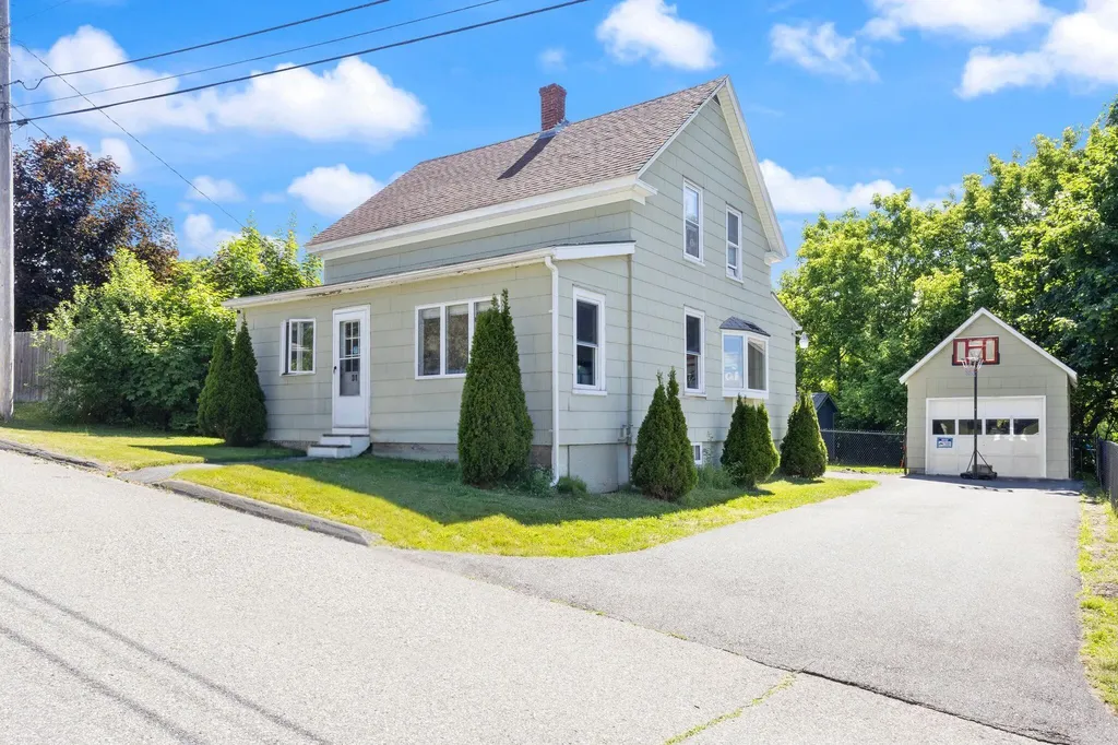 31 Dill Street Lewiston ME 04240