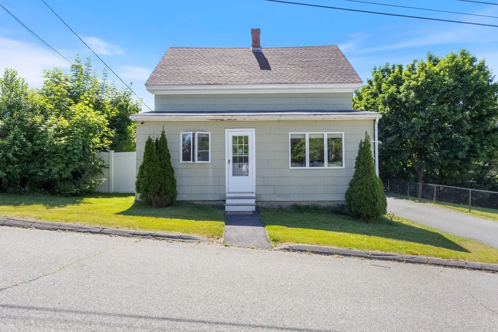 31 Dill Street Lewiston ME 04240