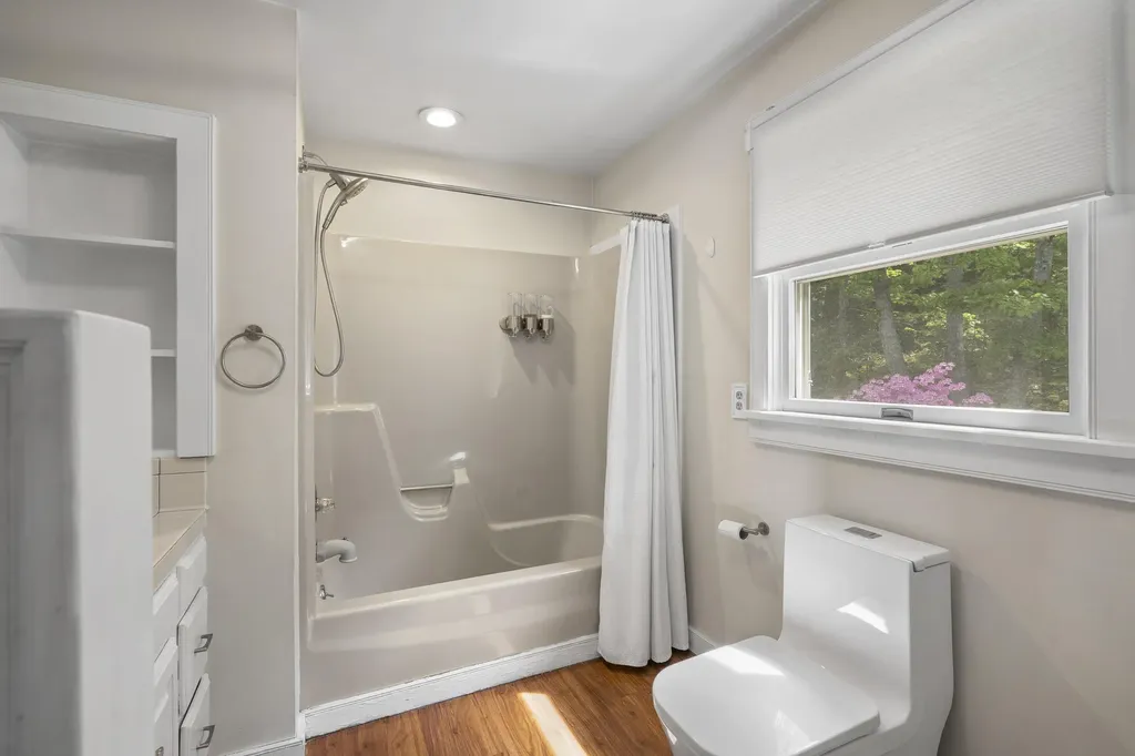 26 Squiers Alley Nobleboro ME 04555