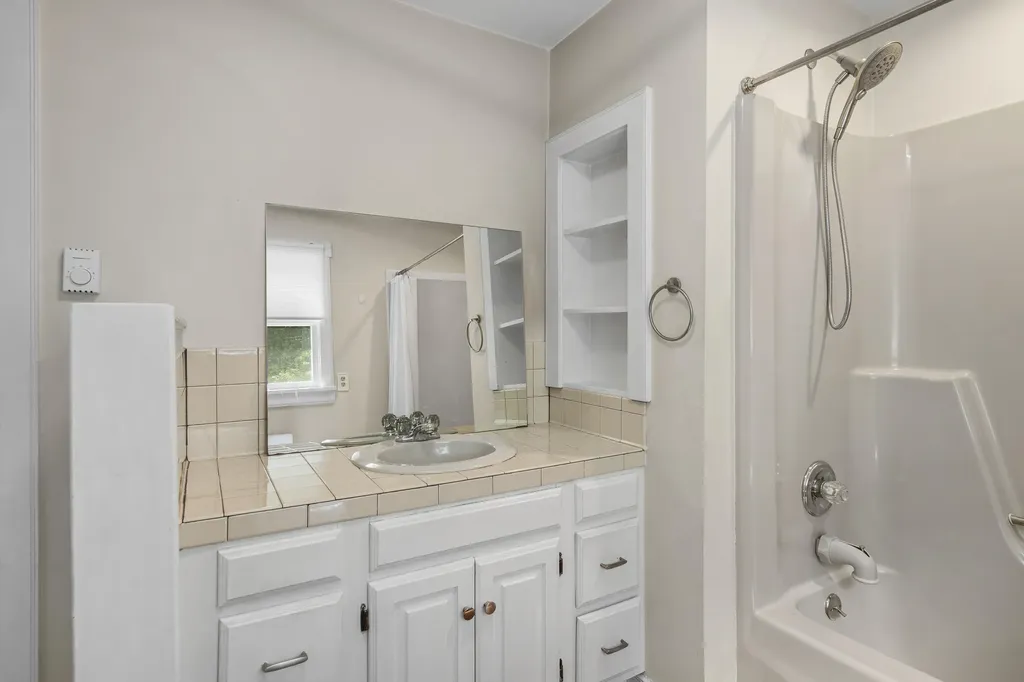 26 Squiers Alley Nobleboro ME 04555