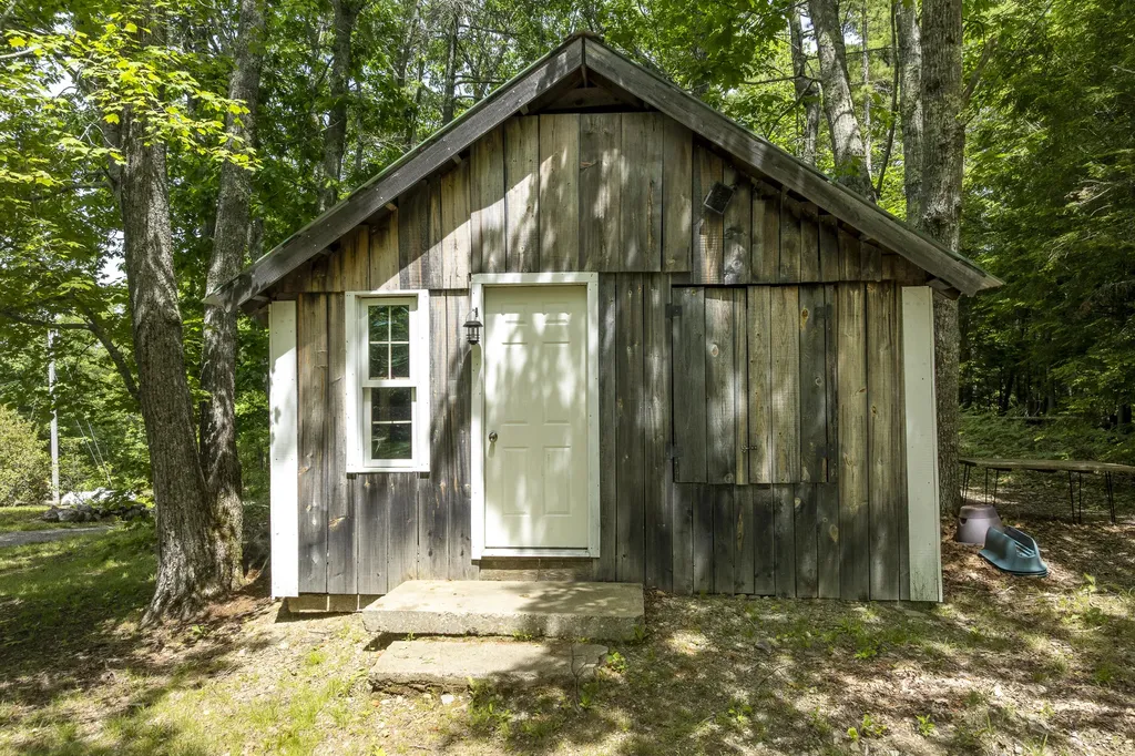 26 Squiers Alley Nobleboro ME 04555