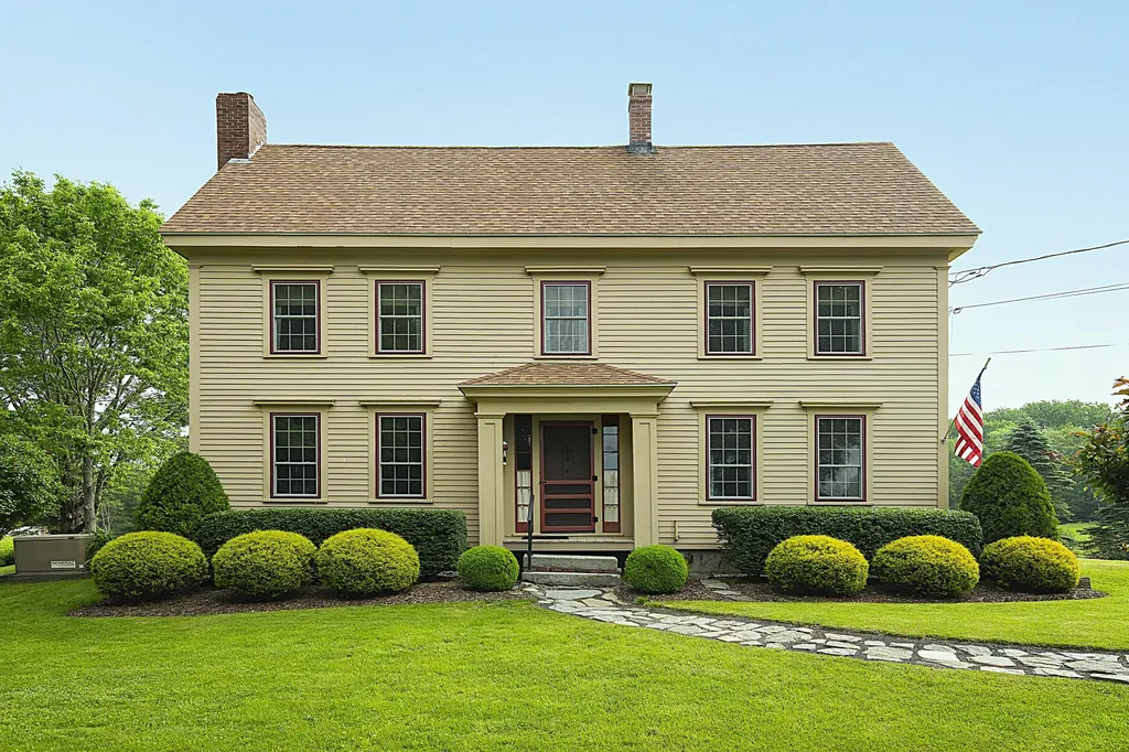 29 Town Hall Road Edgecomb ME 04556