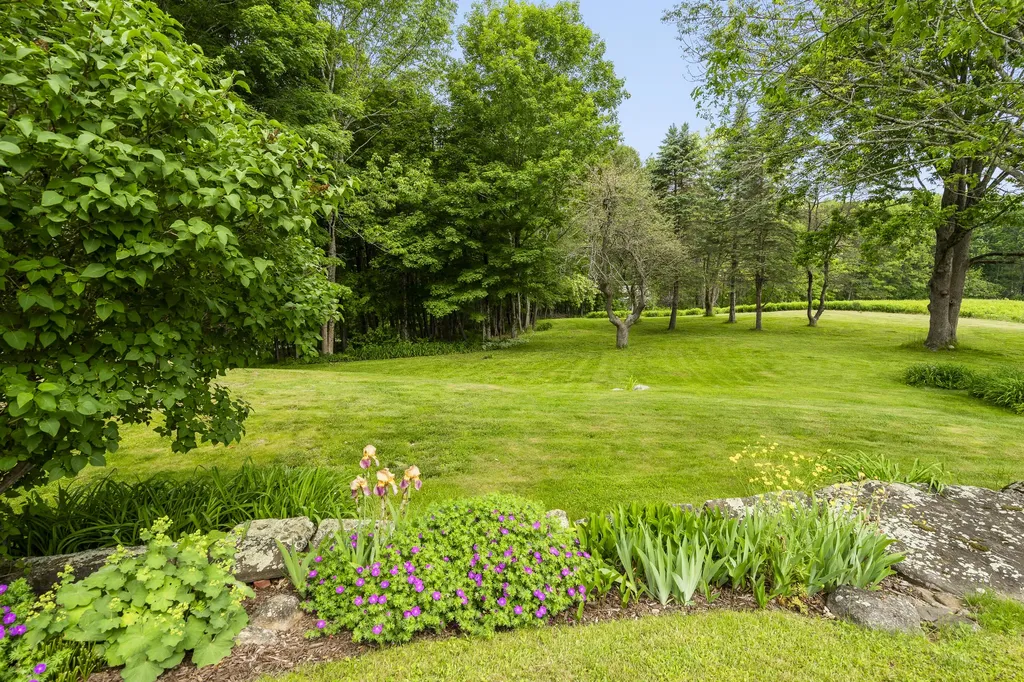 29 Town Hall Road Edgecomb ME 04556