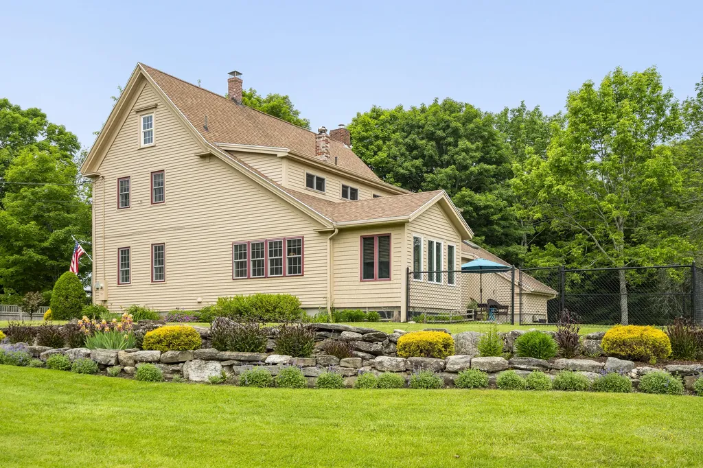 29 Town Hall Road Edgecomb ME 04556