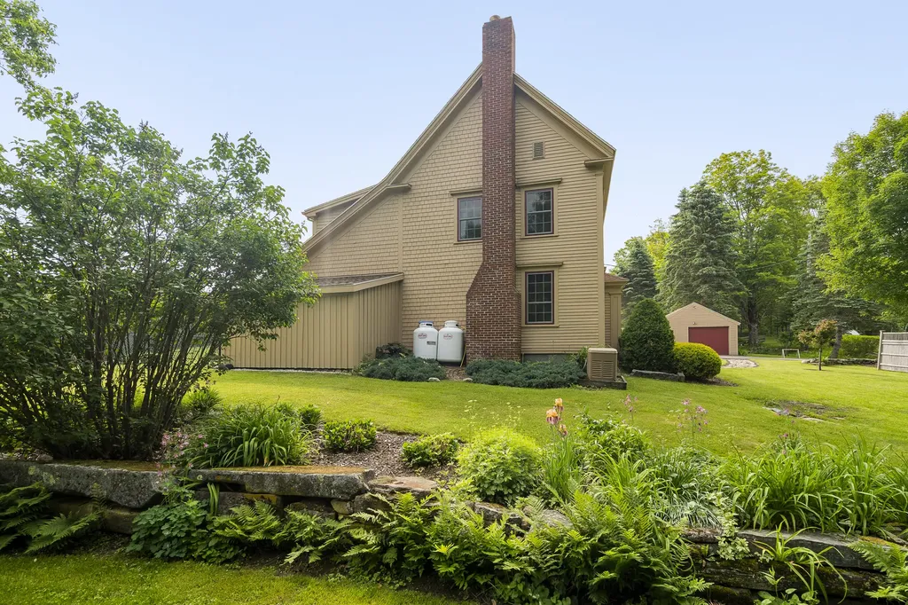 29 Town Hall Road Edgecomb ME 04556