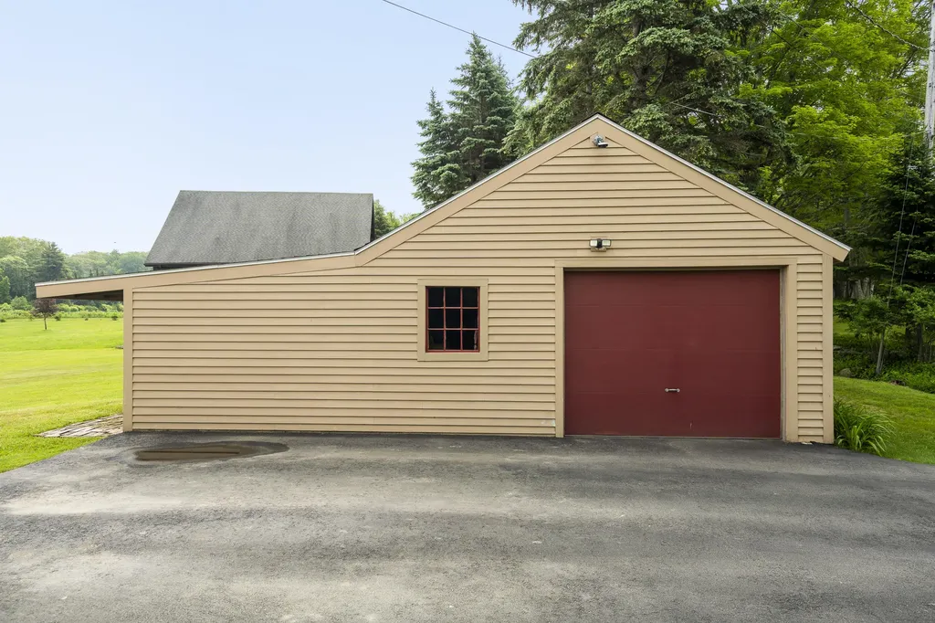 29 Town Hall Road Edgecomb ME 04556