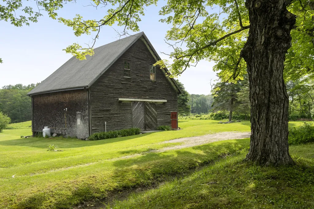 29 Town Hall Road Edgecomb ME 04556
