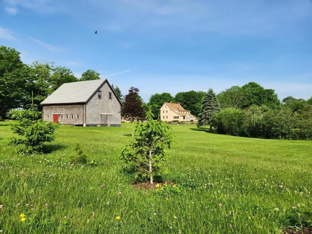 29 Town Hall Road Edgecomb ME 04556