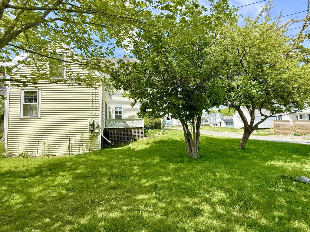 16 Brighton Avenue Vinalhaven ME 04863