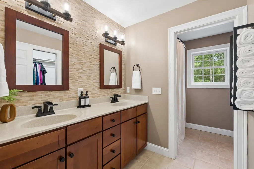 20 Acorn Ridge Road Freeport ME 04032