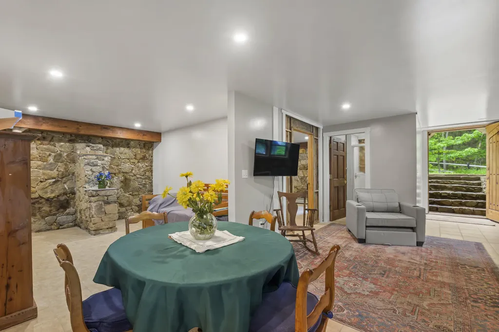 33 Neighba Lane Boothbay ME 04537