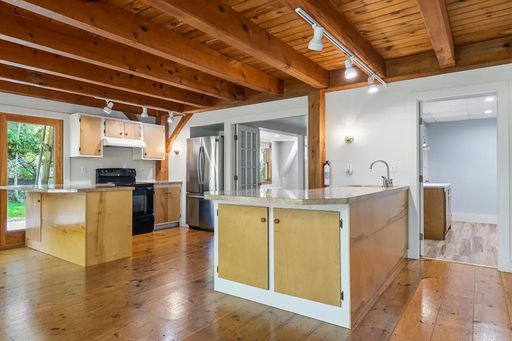 7 Cross Road Edgecomb ME 04556