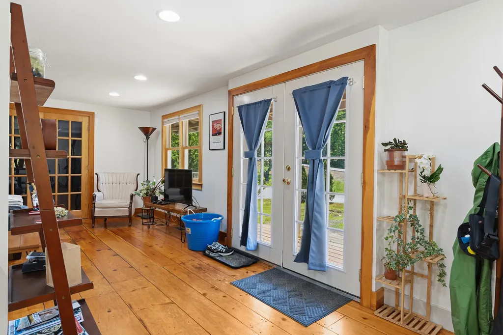 7 Cross Road Edgecomb ME 04556