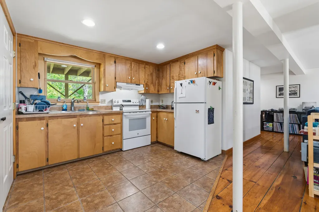 7 Cross Road Edgecomb ME 04556