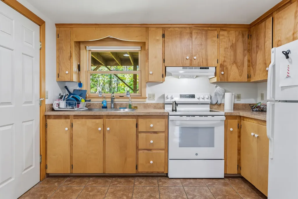 7 Cross Road Edgecomb ME 04556