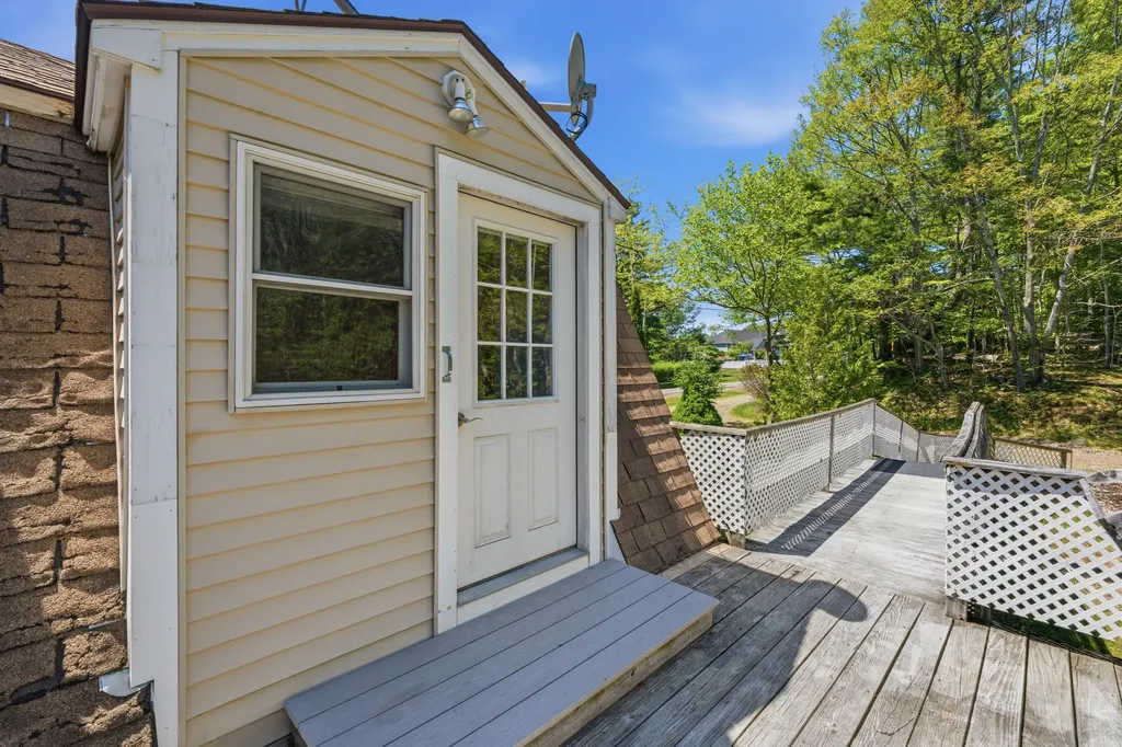 7 Cross Road Edgecomb ME 04556