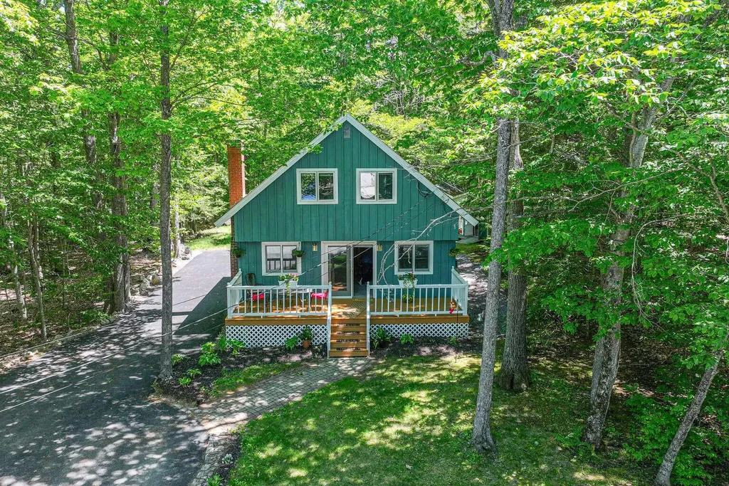 16 Scenic View Drive Naples ME 04055