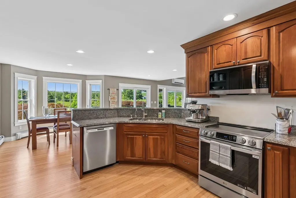 18 Linsausiq Way Falmouth ME 04105