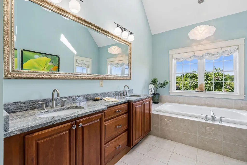 18 Linsausiq Way Falmouth ME 04105