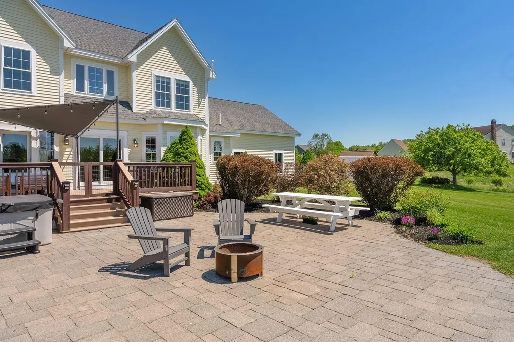 18 Linsausiq Way Falmouth ME 04105