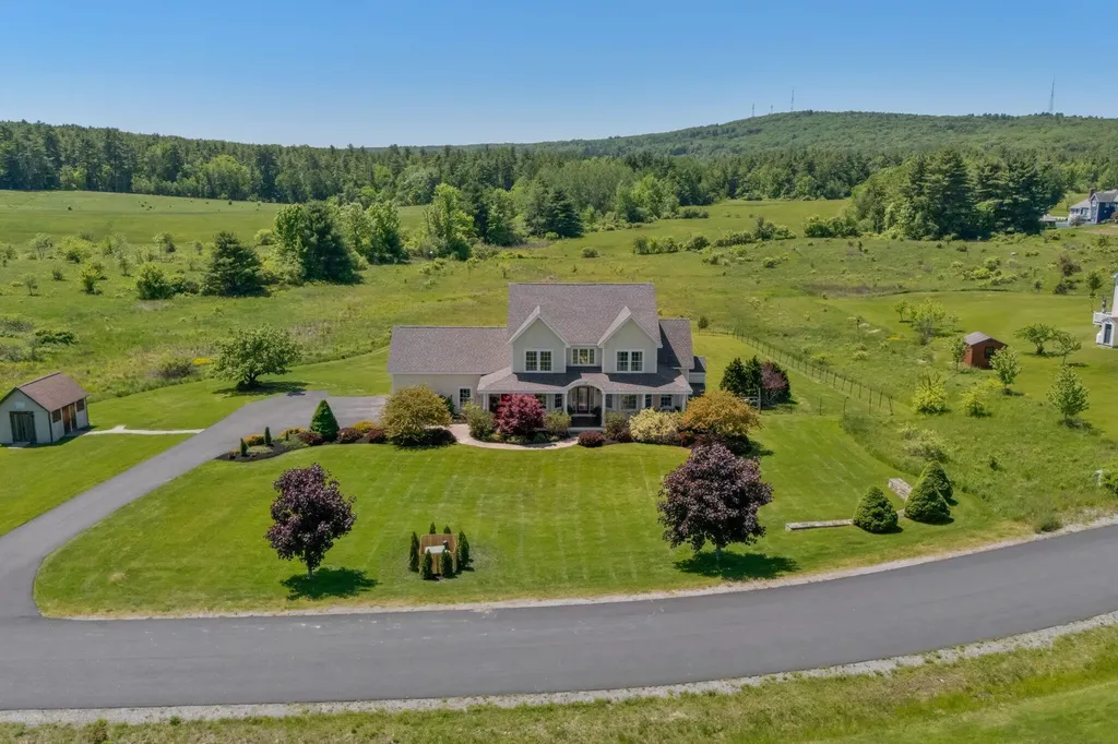 18 Linsausiq Way Falmouth ME 04105