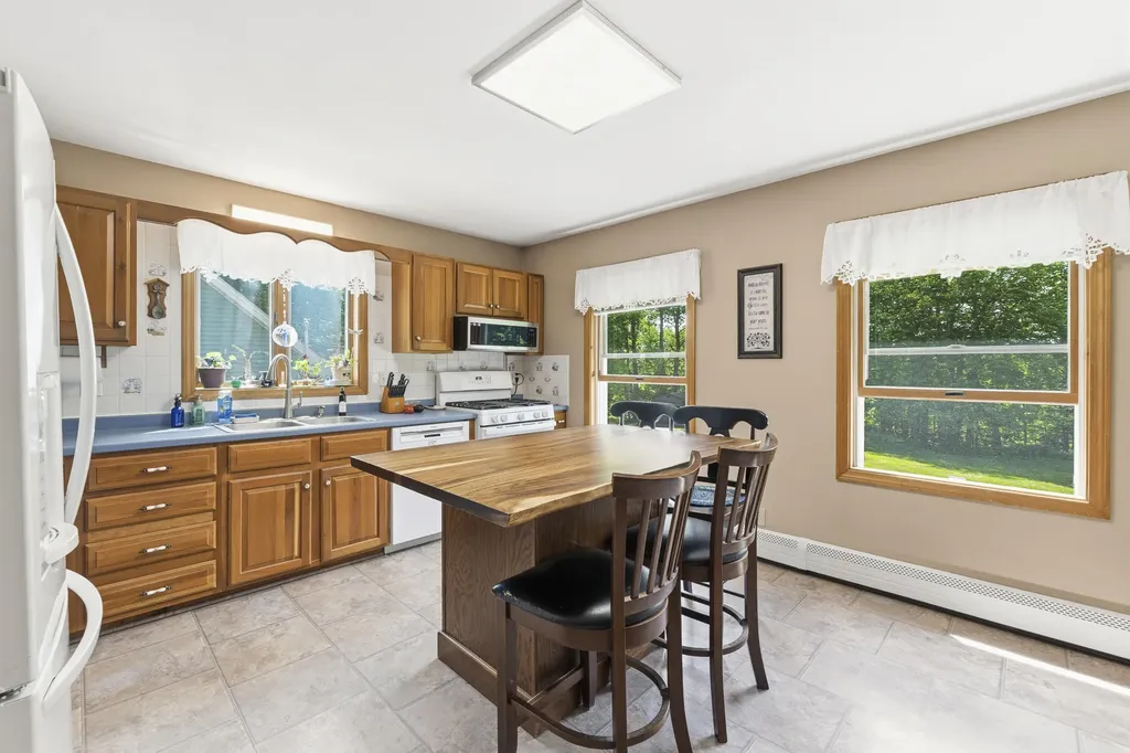 1079 Gardiner Road Wiscasset ME 04578