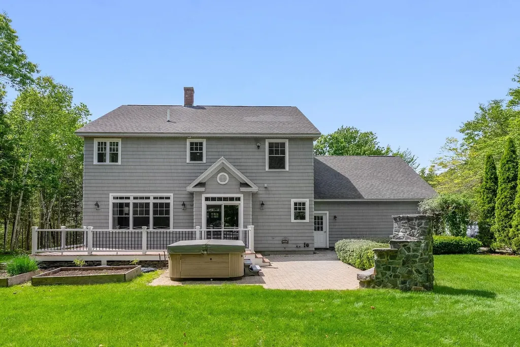 11 Heidi Way Raymond ME 04071