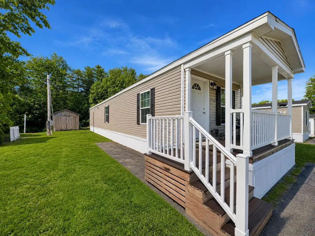 15 Colonial Drive Lisbon ME 04252