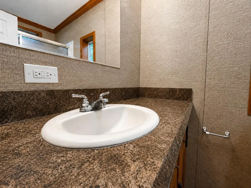 15 Colonial Drive Lisbon ME 04252