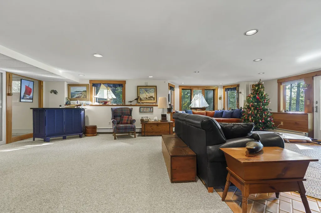 43 Woodward Farm Road Bristol ME 04539