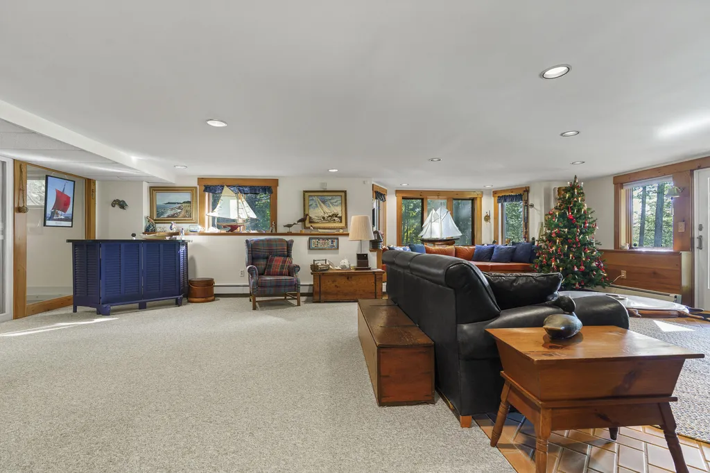 43 Woodward Farm Road Bristol ME 04539