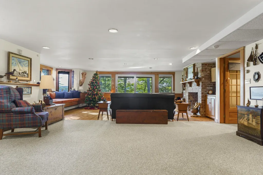 43 Woodward Farm Road Bristol ME 04539