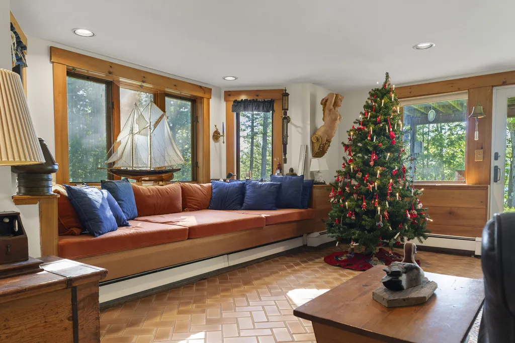 43 Woodward Farm Road Bristol ME 04539
