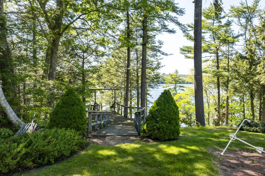 43 Woodward Farm Road Bristol ME 04539