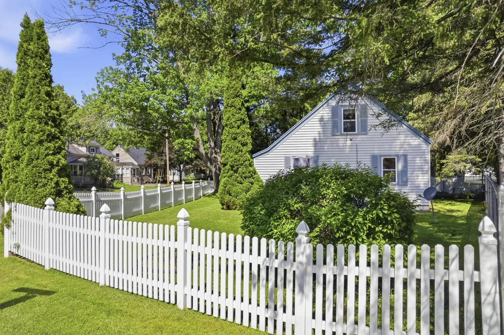 27 Edgemont Avenue Waterville ME 04901