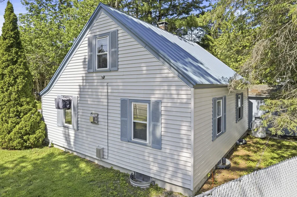 27 Edgemont Avenue Waterville ME 04901