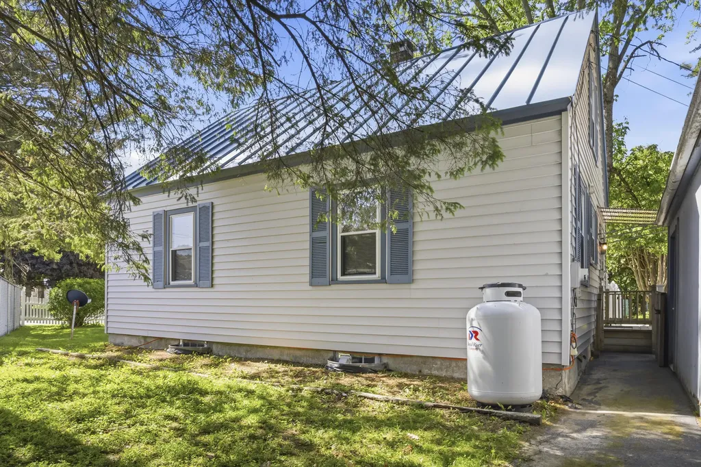 27 Edgemont Avenue Waterville ME 04901