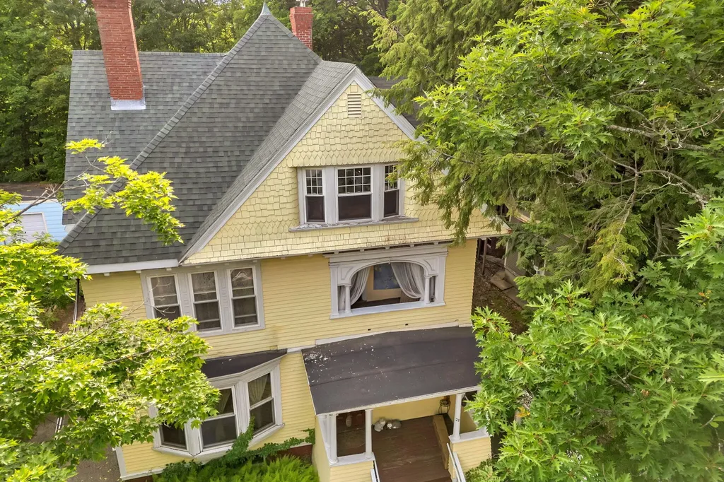 21 Laurel Avenue Auburn ME 04210
