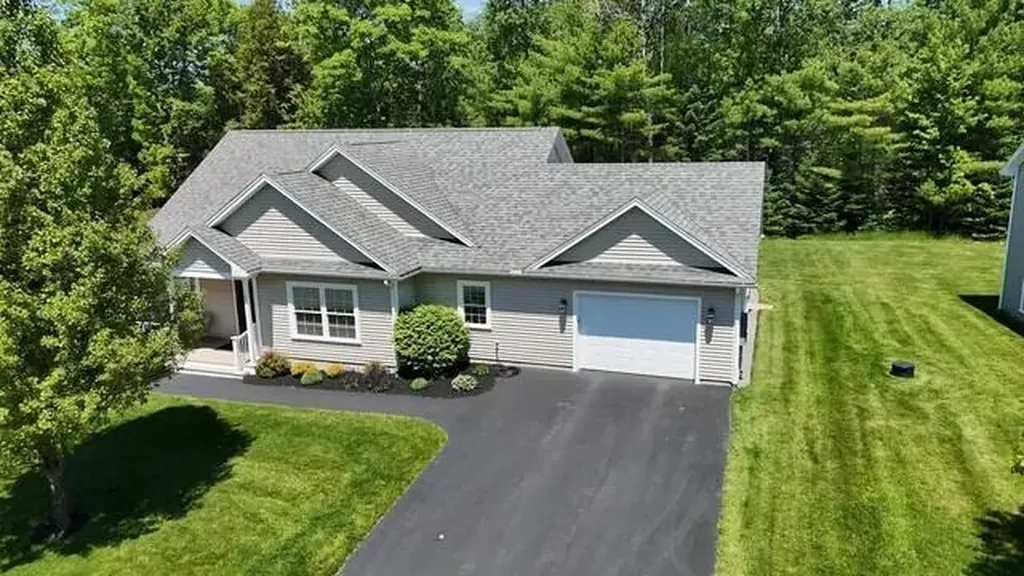 7 Cortland Way Lewiston ME 04240