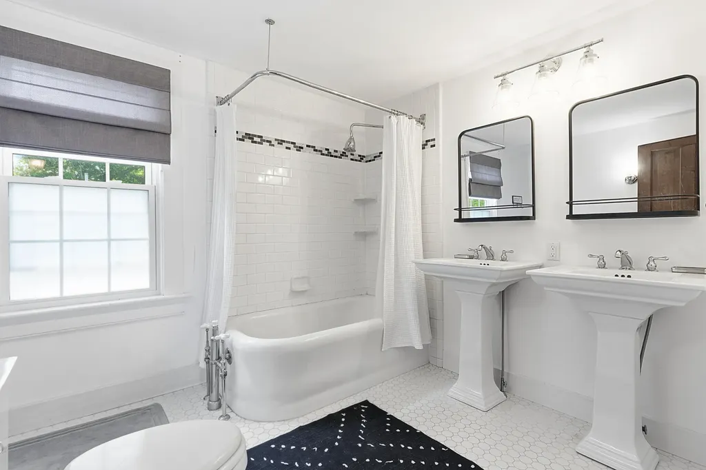 27 Hooper Street Wiscasset ME 04578