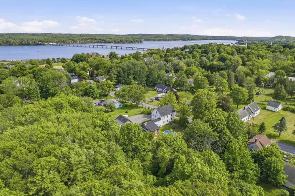 27 Hooper Street Wiscasset ME 04578