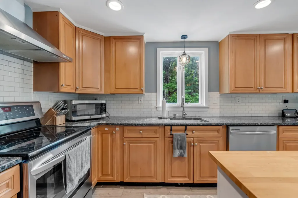 30 Reservoir Road Paris ME 04281