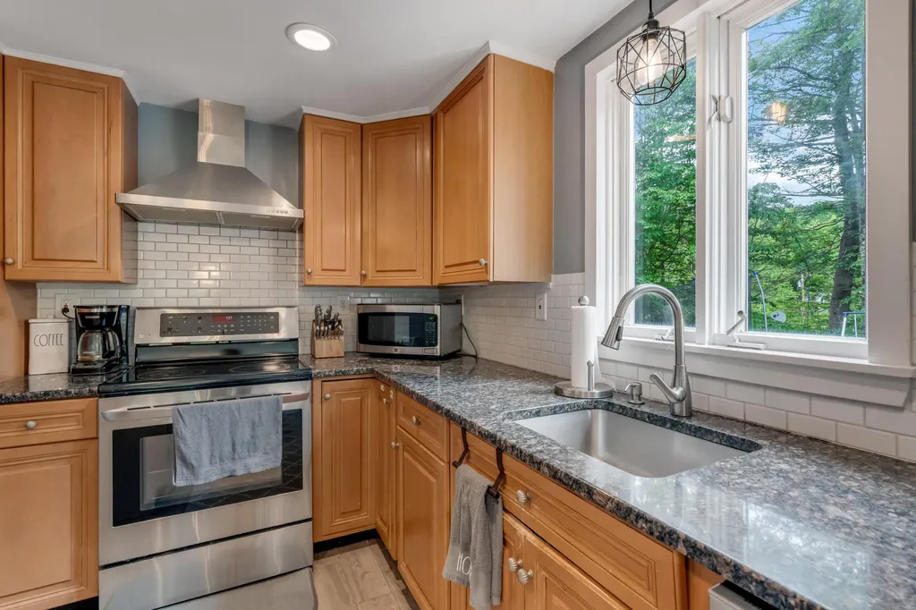 30 Reservoir Road Paris ME 04281