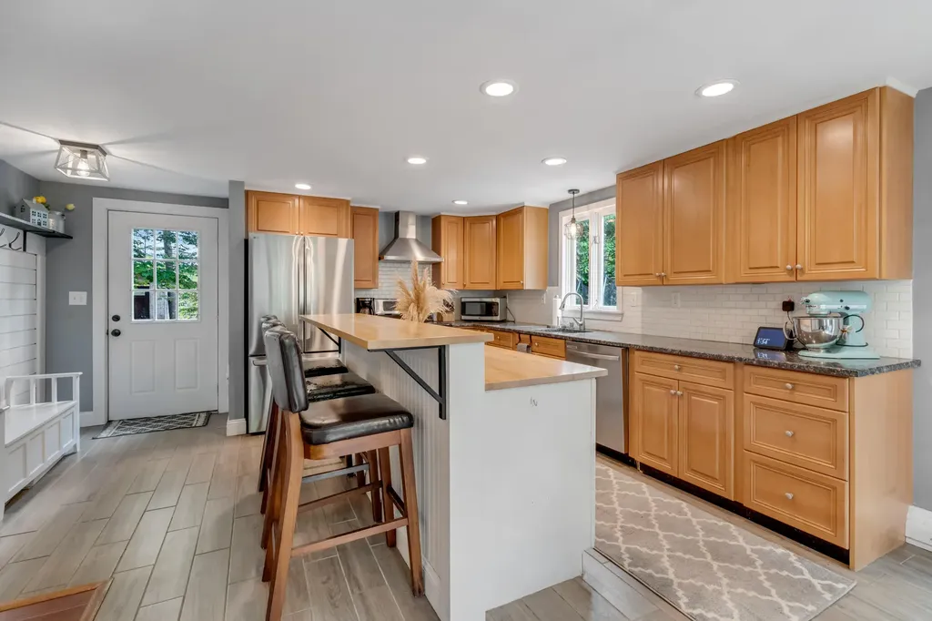 30 Reservoir Road Paris ME 04281