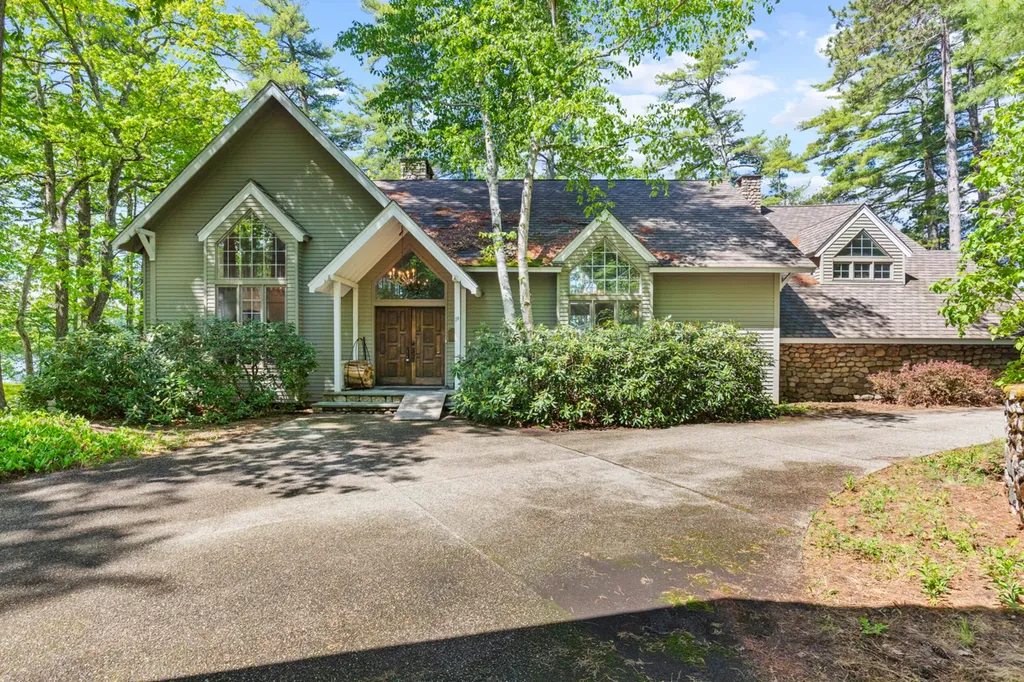 19 Tapley Cove Road Raymond ME 04071