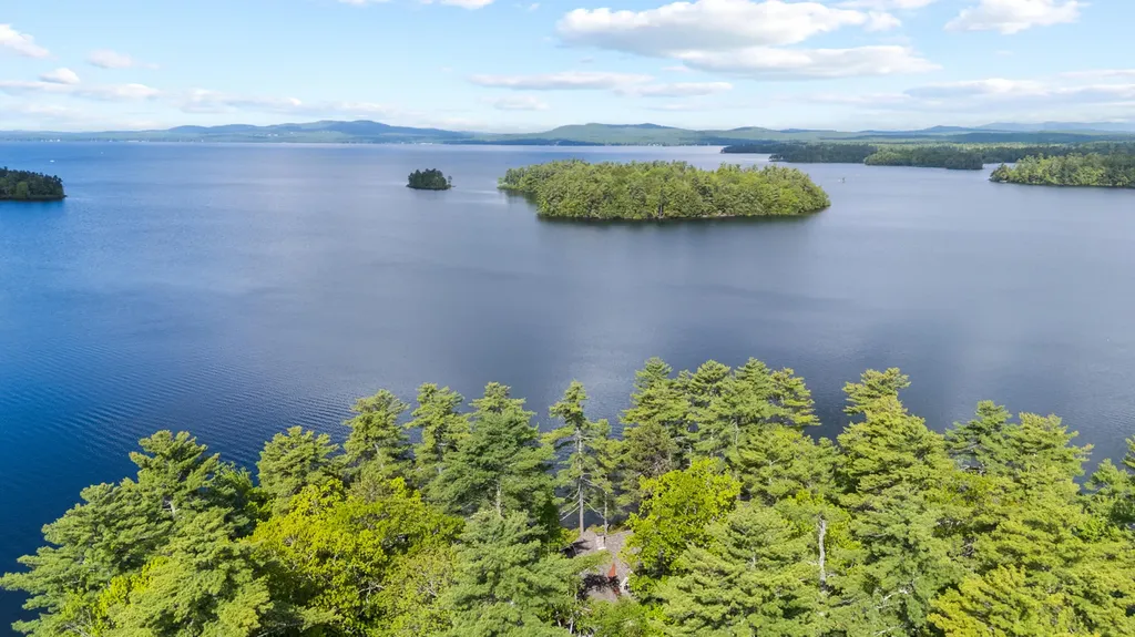 19 Tapley Cove Road Raymond ME 04071