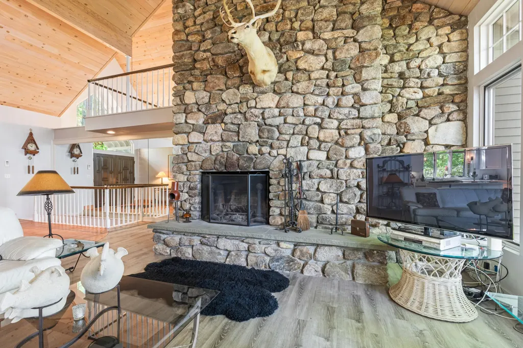 19 Tapley Cove Road Raymond ME 04071