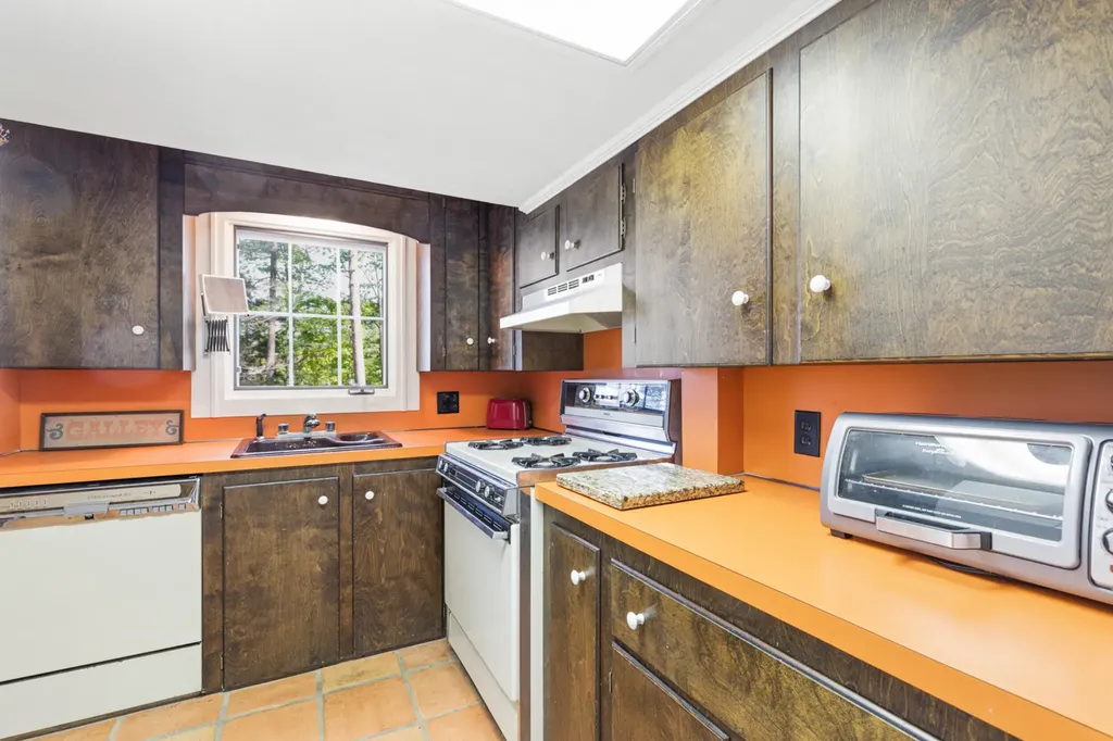 19 Tapley Cove Road Raymond ME 04071