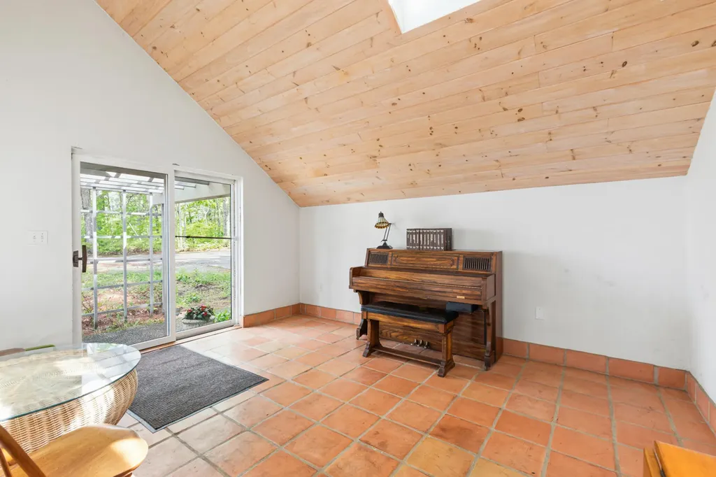 19 Tapley Cove Road Raymond ME 04071